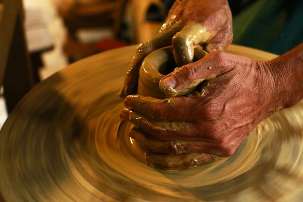 Comment choisir une maison de vacances en Dordogne avec des ateliers de poterie et peinture?